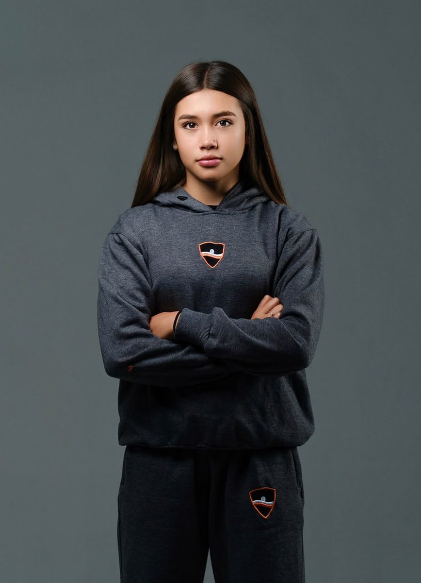 Scarlet con la sudadera de su club