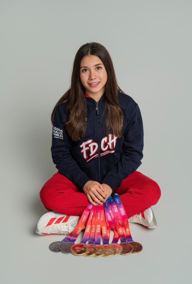 Scarlet sentada con sus medallas